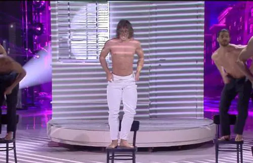 Amici 18, Umberto sorprende con uno striptease mozzafiato