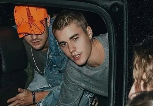 La gaffe di Justin Bieber: si fa pubblicità con la foto della moglie morta di Diddy