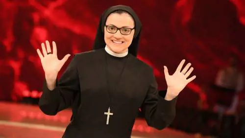 Suor Cristina sbotta contro Zazzaroni: "Non posso strusciarmi sul ballerino"