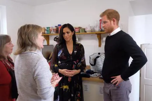 I parenti di Meghan la mettono in difficoltà con la Regina