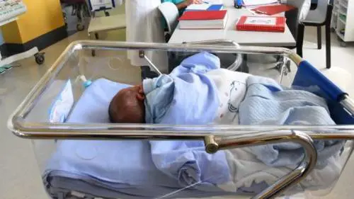 Genova, i nigeriani lo circoncidono a casa. E il neonato muore