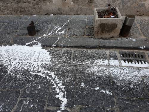 Sversamenti tossici nei tombini di Napoli, scatta l’allarme
