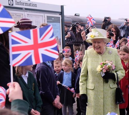 La Regina Elisabetta indossa da 67 anni guanti dai colori sgargianti per evitare di contrarre malattie