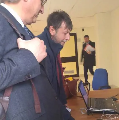 Luca Casarini all'ingresso degli uffici della procura di Agrigento