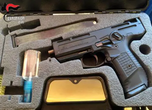 Bari, nascondeva il mitra nella testata del letto. Arrestato