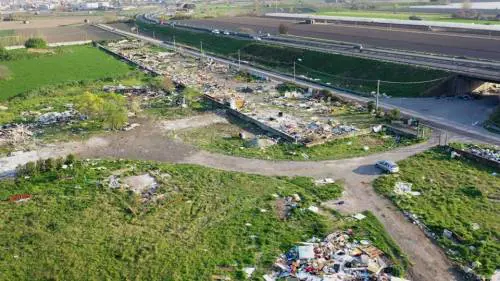 Acerra, rifiuti nel campo rom smantellato: nel mirino le operazioni di pulizia