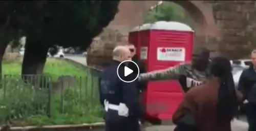 "Anche se ha ucciso, non toccarlo". Poi l'immigrato colpisce l'agente