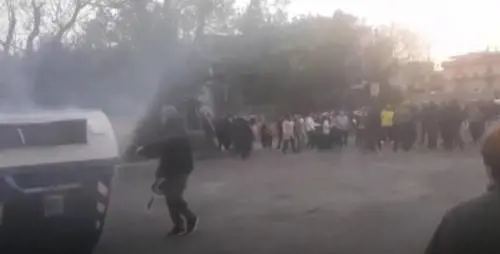 Roma, arrivano i rom nel quartiere e scoppia l'ira dei residenti