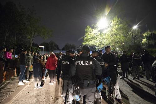 Residenti in strada e cassonetti bruciati: "Non vogliamo i rom"