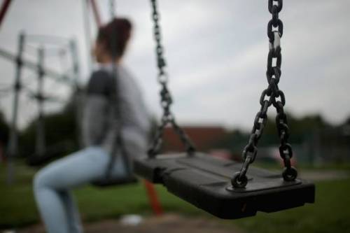 Abusava della figlia 15enne quando la moglie non c’era, arrestato romeno