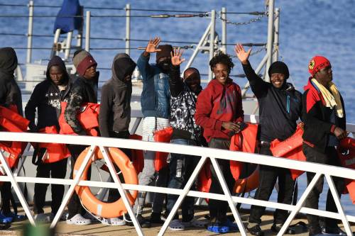 Migranti, Cei torna all'attacco: "Non dobbiamo respingerli"