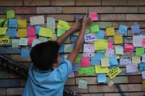 Scrivono insulti al preside: alunni coprono la scritta con il mosaico di post-it