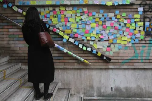 "Rita, continua così": Bussetti invia un post-it alla preside insultata