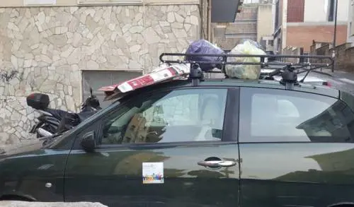 Parcheggia in divieto di sosta, i residenti gli imbrattano la macchina di rifiuti