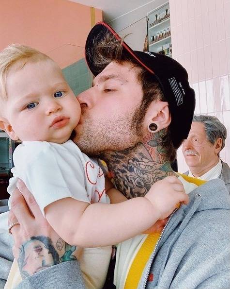 Fedez si commuove per il figlio: "Davanti a questo tutto il resto conta davvero poco"