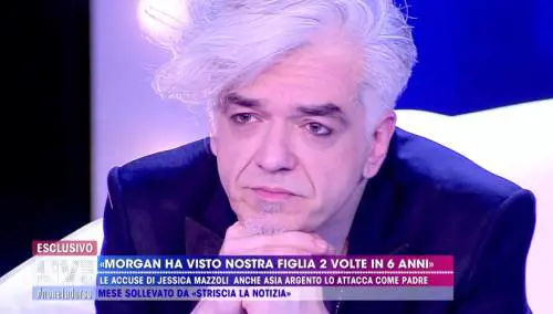Morgan non ricorda il colore degli occhi della figlia Lara: gelo in studio
