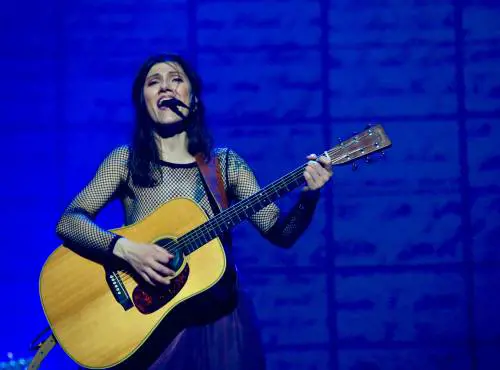 Elisa, un caldo abbraccio Live tra poesie e intimità