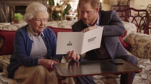 Harry in pessimi rapporti con la Regina perché non tratta alla pari Meghan e Kate