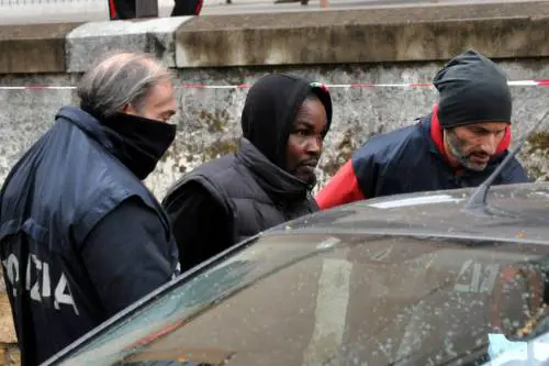 I segreti della mafia nigeriana: "Bevi lacrime, sangue e alcol"