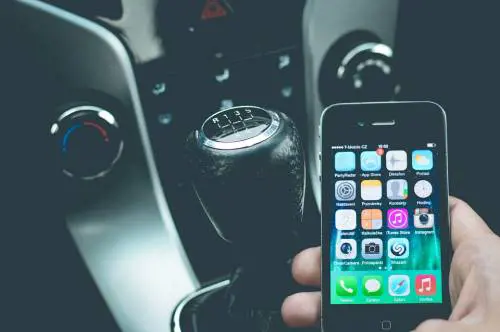 Genova dichiara guerra a chi usa il cellulare mentre guida