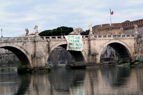 Maxi striscione contro la Nato a ponte Sant'Angelo