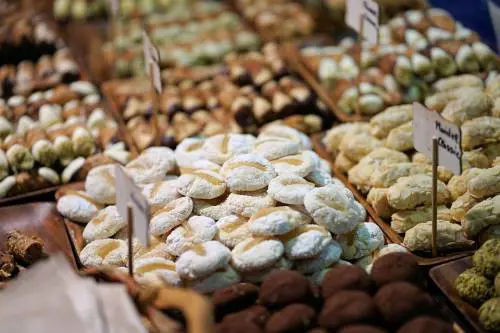 Maxi sequestro di dolci in una pasticceria napoletana