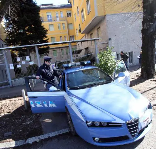 Roma, accoltellata al collo dal compagno perché vuole lasciarlo