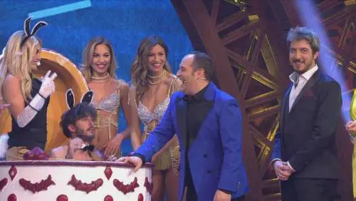 Elena Morali esce dalla torta di compleanno del suo Scintilla