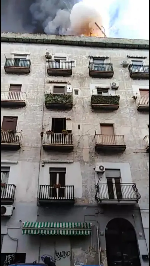 Napoli, incendio in un palazzo abitato: le fiamme, poi le esplosioni
