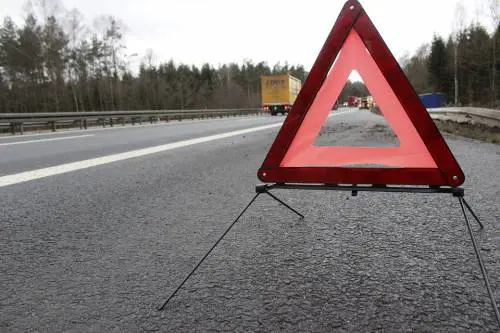 Auto vola giù dal viadotto della Magliana: grave il conducente