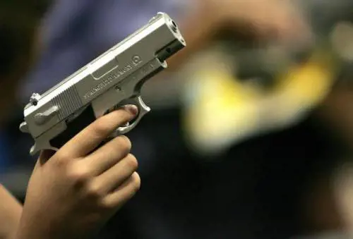 Ostia, lite in un pub e colpi di pistola: ferito un uomo