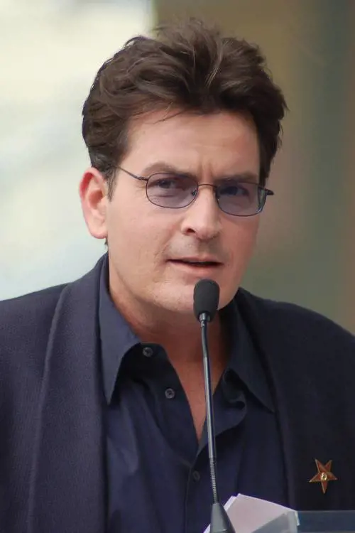 Sobrio da un anno, Charlie Sheen lancia sigarette elettroniche alla cannabis