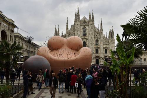 La "Maestà sofferta" è donna nuda davanti al Duomo contro il femminicidio