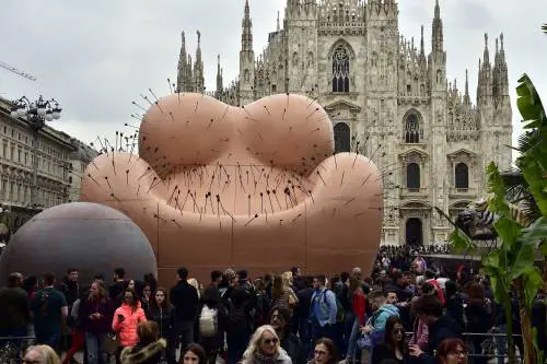 Ecco la poltrona-donna: "Bene che faccia parlare della violenza di genere"