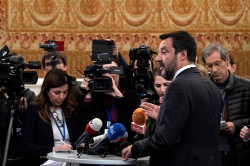 Migranti, ora Salvini sfida i pm: "Mi indagano? I porti restano chiusi"