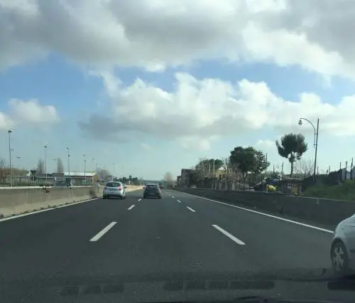 Contromano in tangenziale, motociclista evita la tragedia