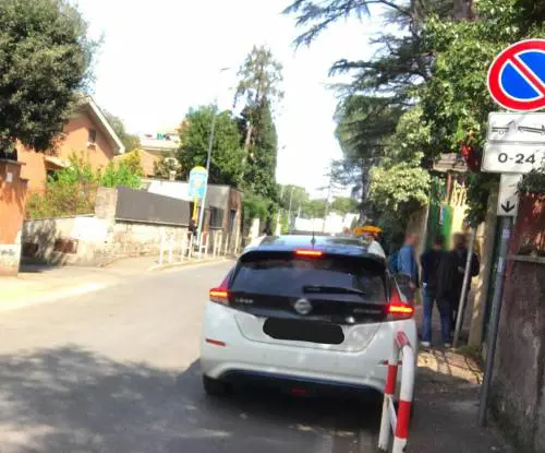 Polemica sul parcheggio dell'auto della Raggi
