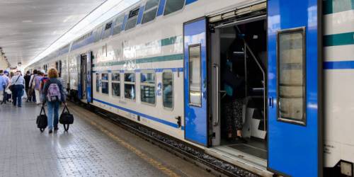 Genova, algerino ruba sul treno e minaccia la donna che lo scopre