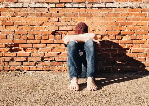 Bullismo in una scuola media. Compagno lo prende per il collo