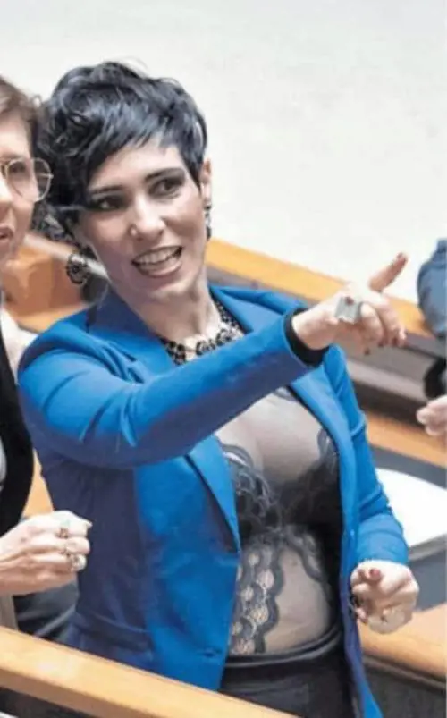 In Aula con sexy scollatura: è polemica sulla consigliera M5S