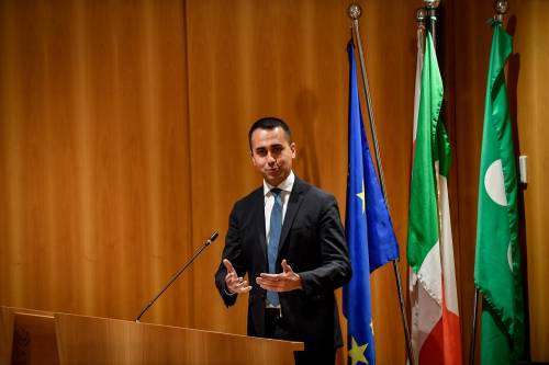 "Deve lasciare", "Piena fiducia". Su Siri è scontro Salvini-Di Maio