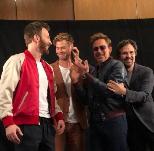 Gli eroi di Avengers EndGame posano per i loro fan