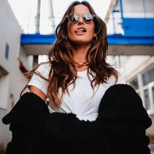 Lady Trapp spopola sui social: gli scatti sexy di Izabel Goulart