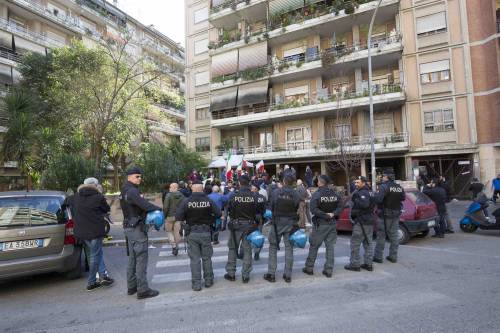Casal Bruciato, residenti in protesta: "Le case prima agli italiani"