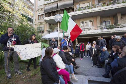 Protesta anti-rom a Casal Bruciato: "Raggi assegni l'alloggio agli italiani"