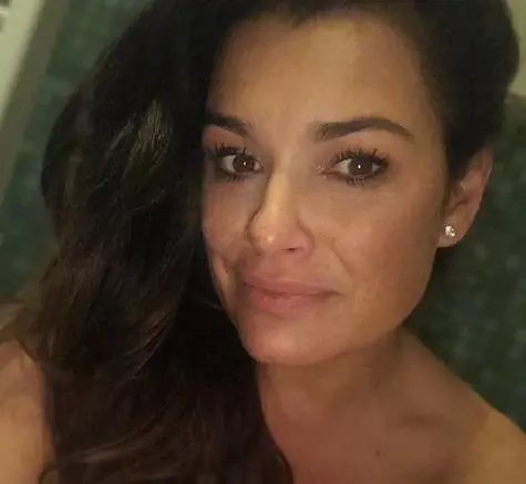 Alena Seredova, lo scatto prima della doccia infiamma il web 