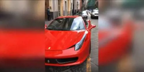 Ferma Ferrari sul posto dei disabili e insulta consigliere regionale