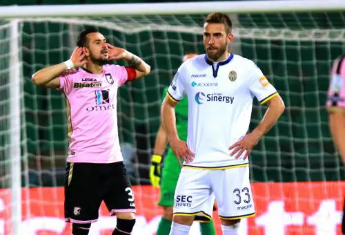 Ilja Nestorovski festeggia dopo il gol al Verona