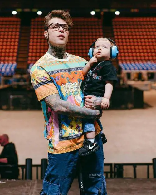 La prima volta di Leone ad un concerto del padre Fedez
