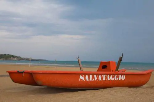 Pesaro, troppo bella per fare la bagnina: "Vogliono solo maschi"